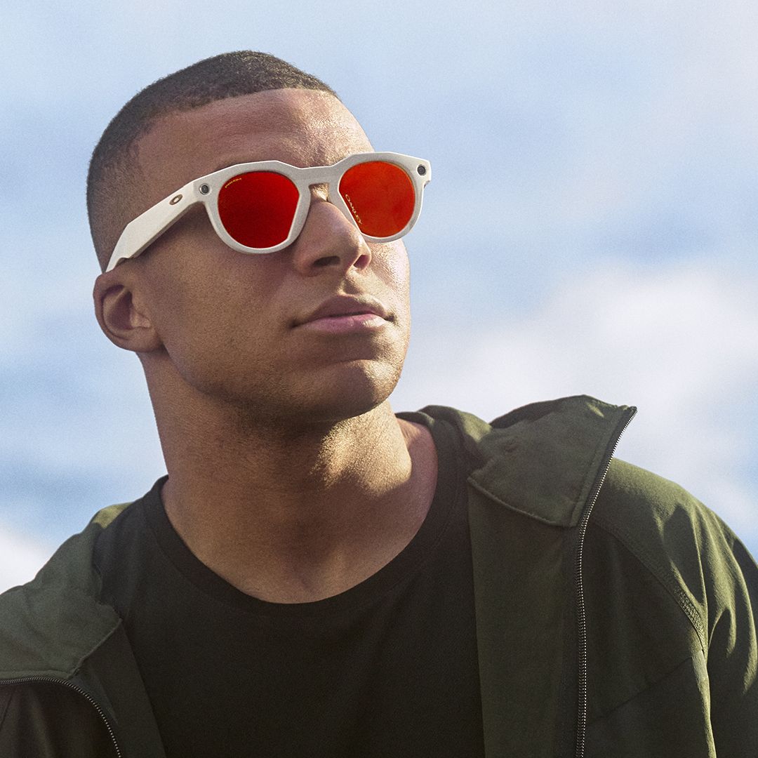 Las gafas inteligentes del futbolista Kylian Mbappé con música y lentes polarizadas