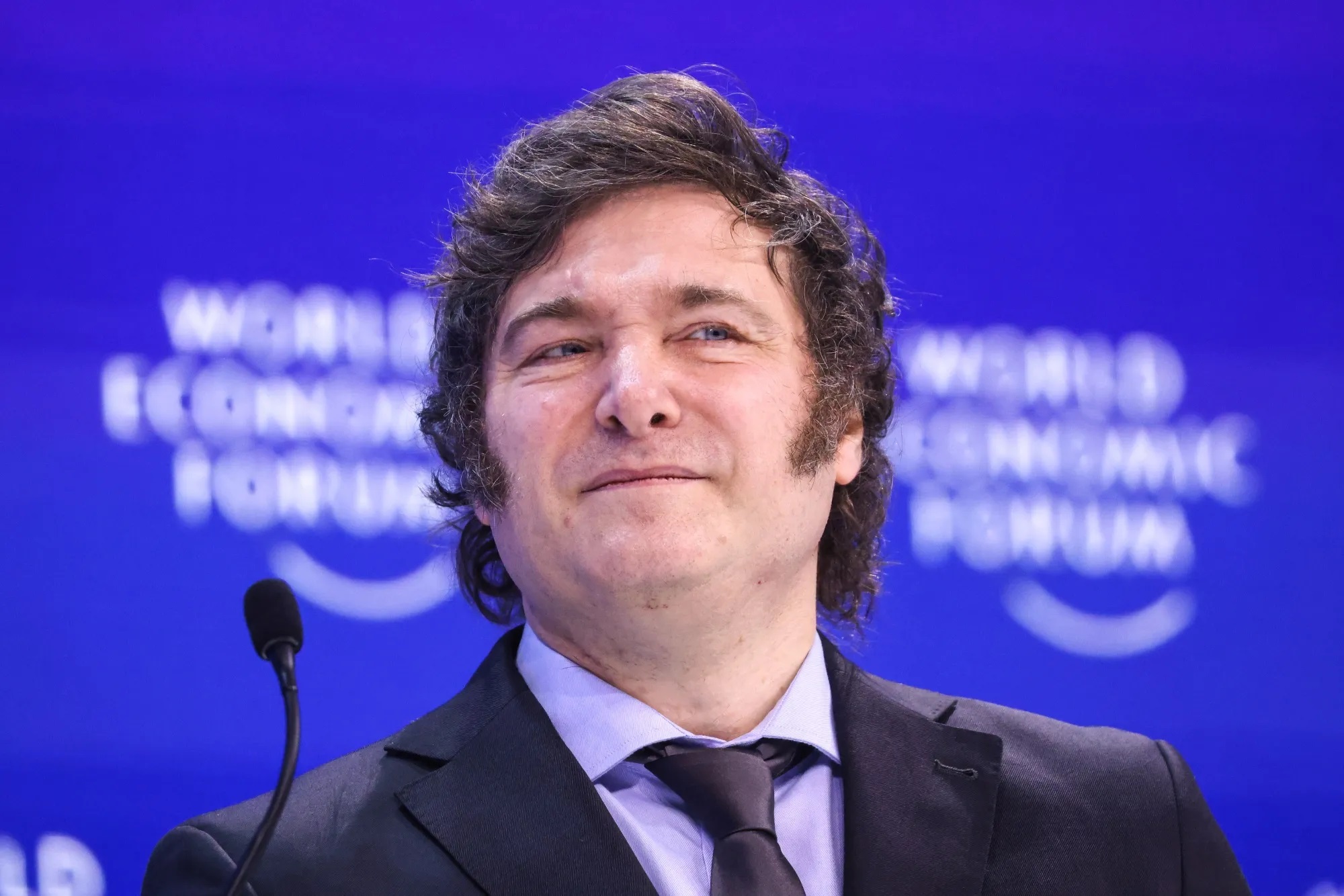 Aprobación de Milei rebota cuatro puntos y supera acumulados de Macri y Fernández