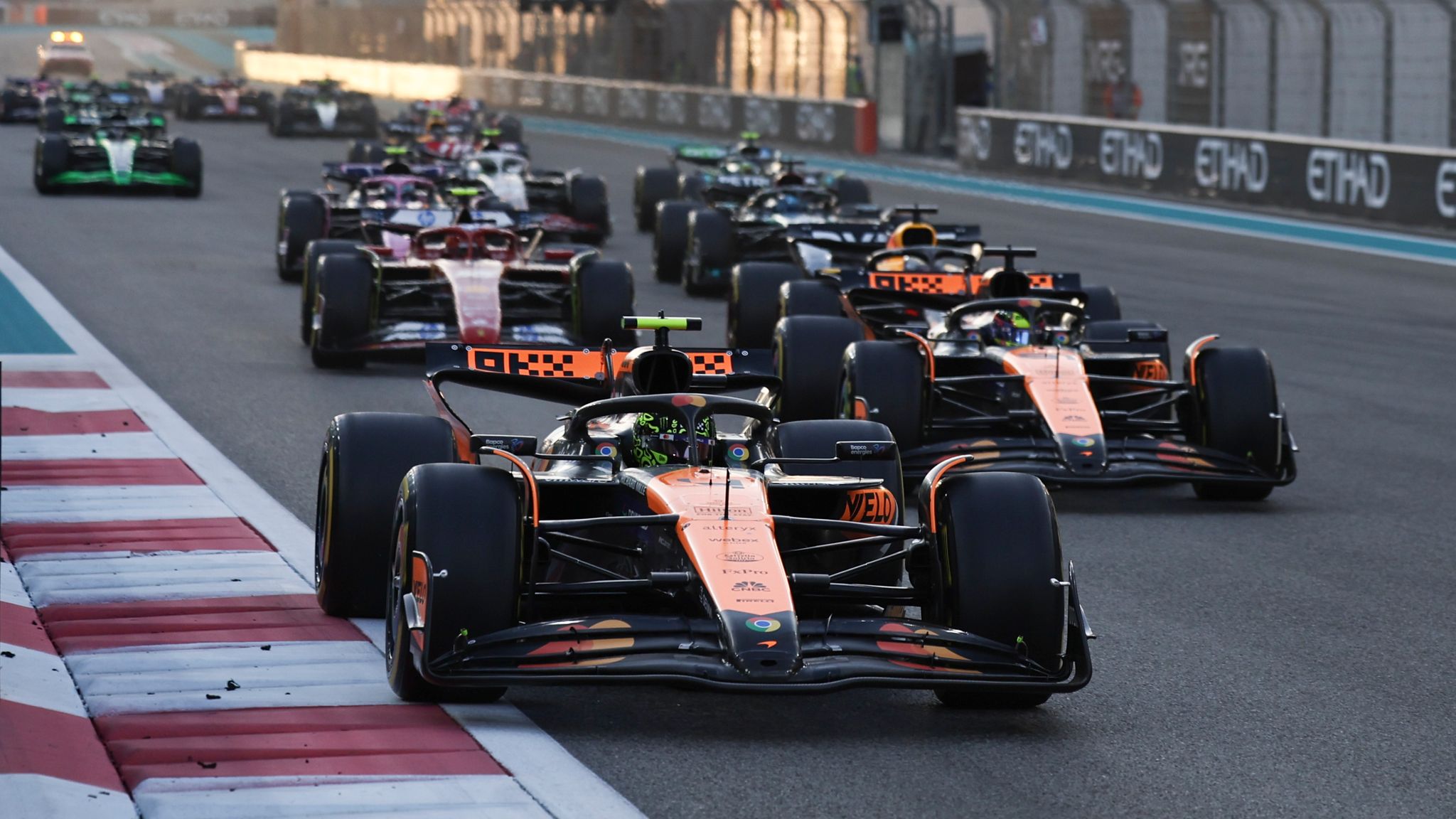 Energías renovables en la F1 impulsan reducción de 26% en huella de carbono