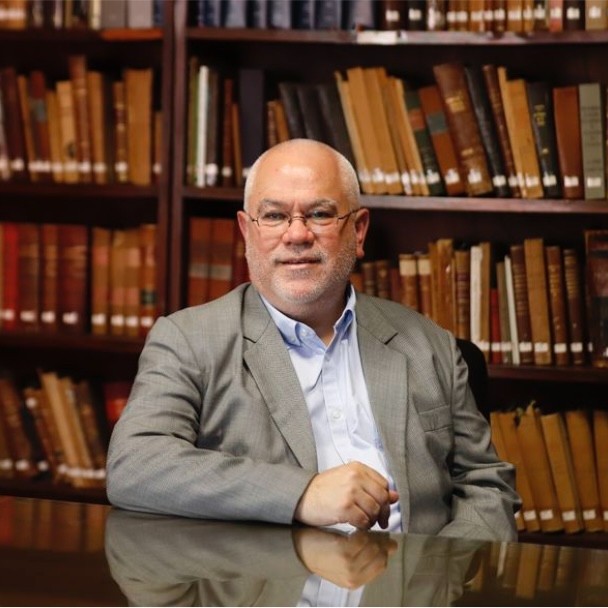 El Prof. Alfaro, la Albirroja y las Empresas familiares