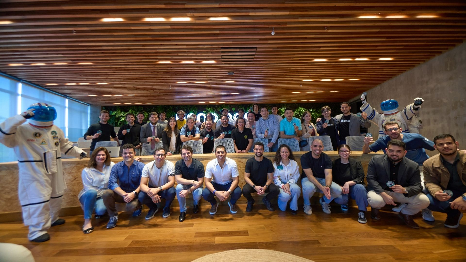 Diez equipos avanzan a la etapa final de Moonshot 2025