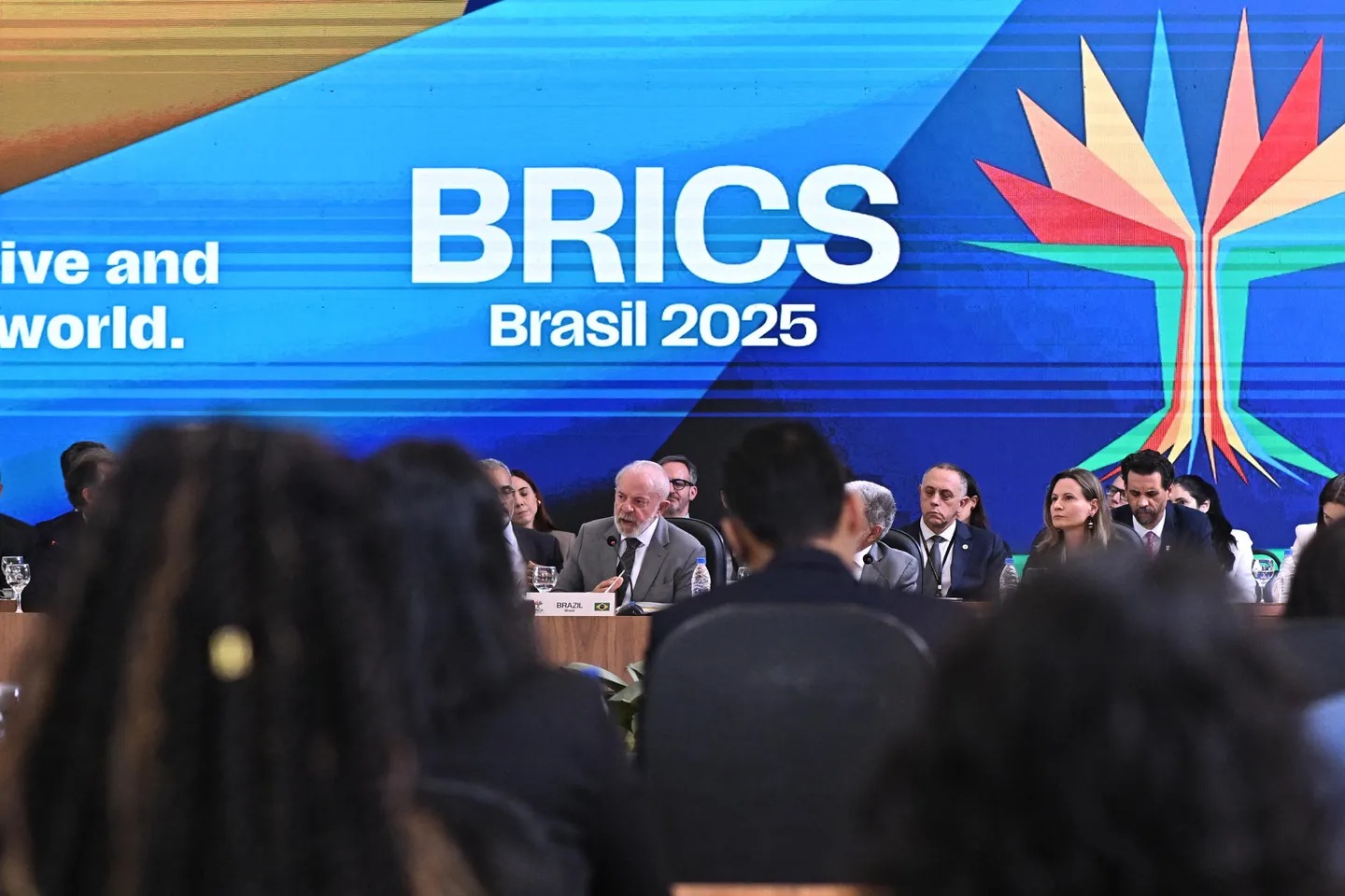 BRICS impulsa uso de monedas locales y desafía hegemonía del dólar en cumbre de Río