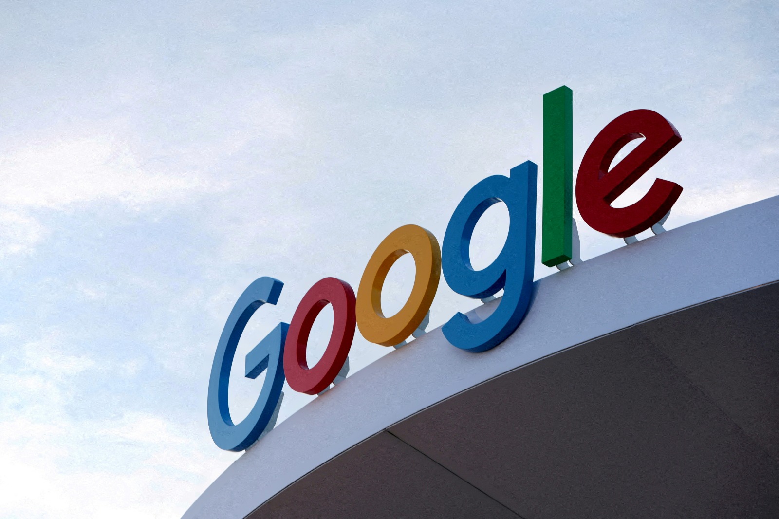 Golpe millonario a Google: Bruselas le impone una multa de 2.950 millones