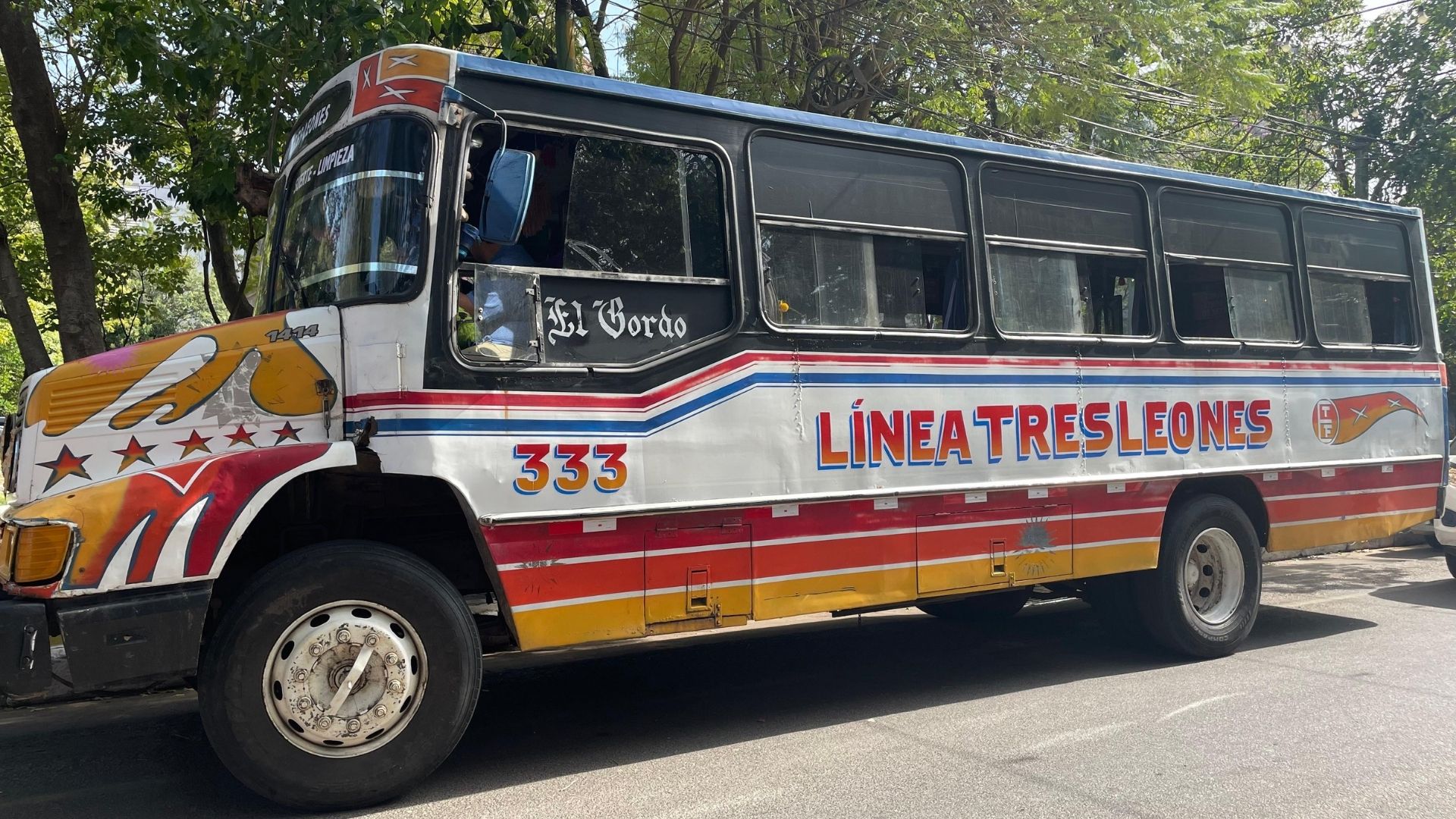 Un viaje para espantar la “yeta”: Tres Leones presentó el colectivo purificador