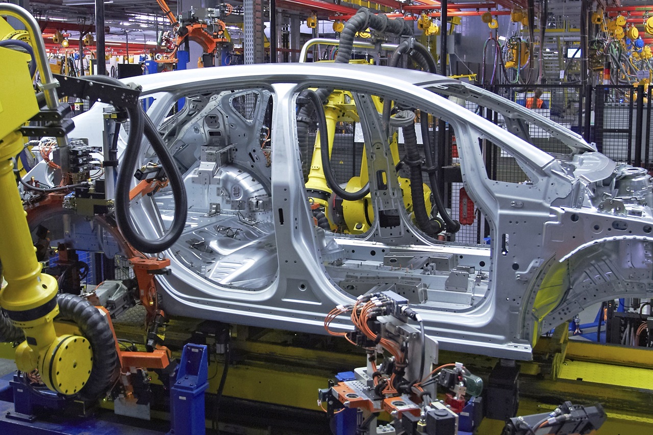 México recorta la caída en el ensamble automotor
