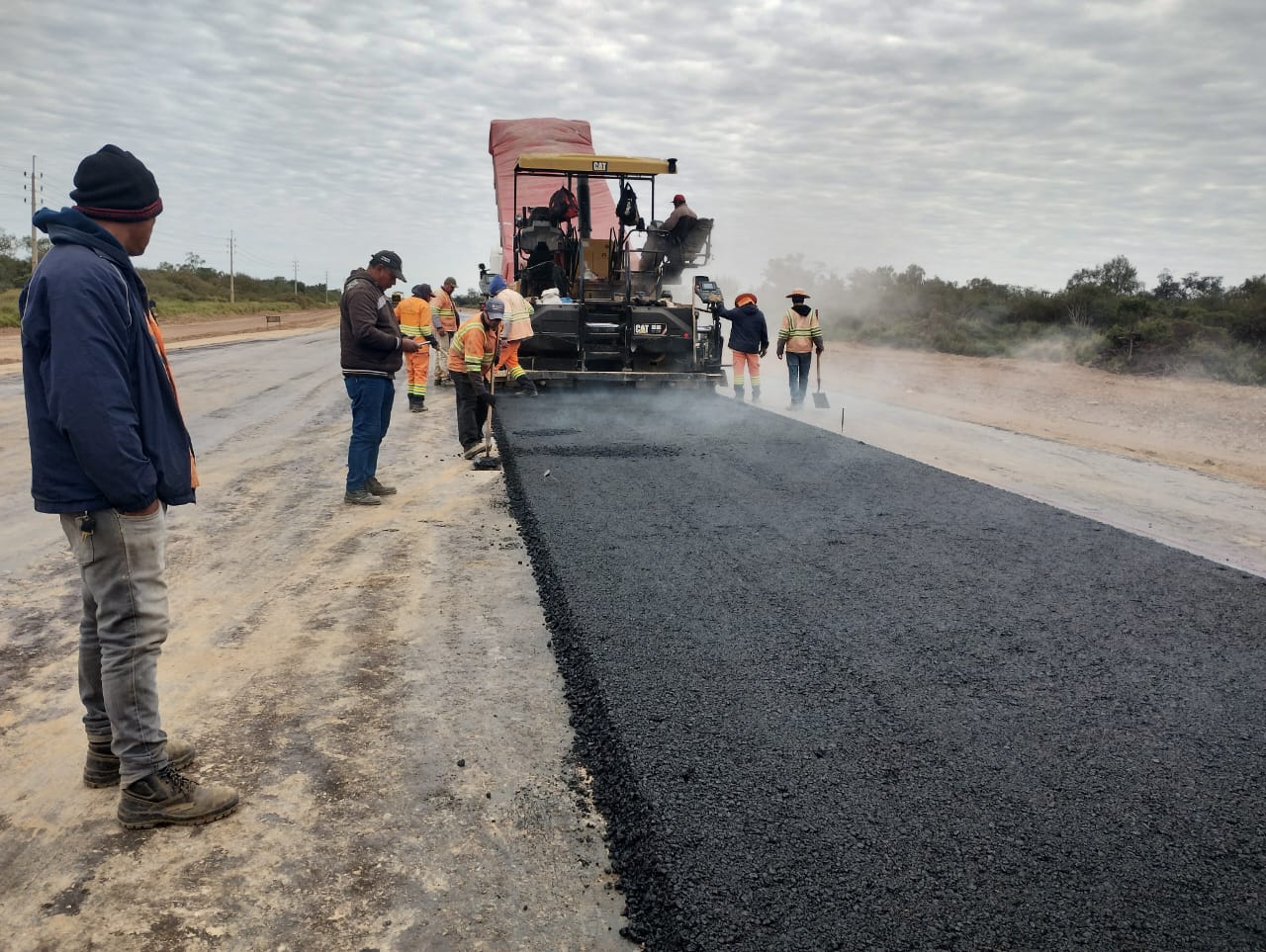 Inicia asfaltado en la Ruta PY15 como parte del Corredor Bioceánico en el Chaco paraguayo
